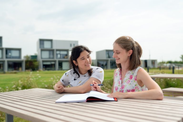 Photo "Effective strategies for incorporating dialogues in language learning"